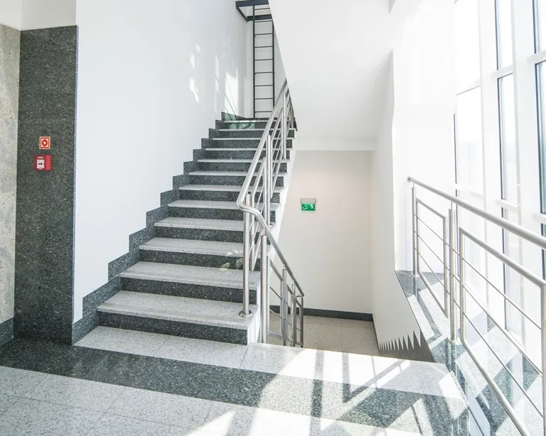 Treppenhausreinigung als Teil der Unterhaltsreinigung: gepflegtes Treppenhaus in einem Kölner Verwaltungsgebäude