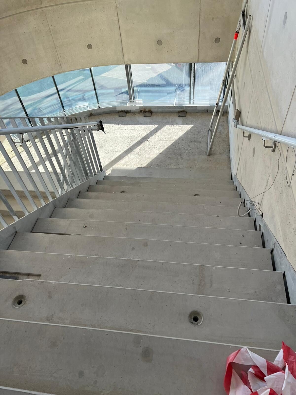 Betontreppe mit staubigen Stufen und montiertem Metallgeländer