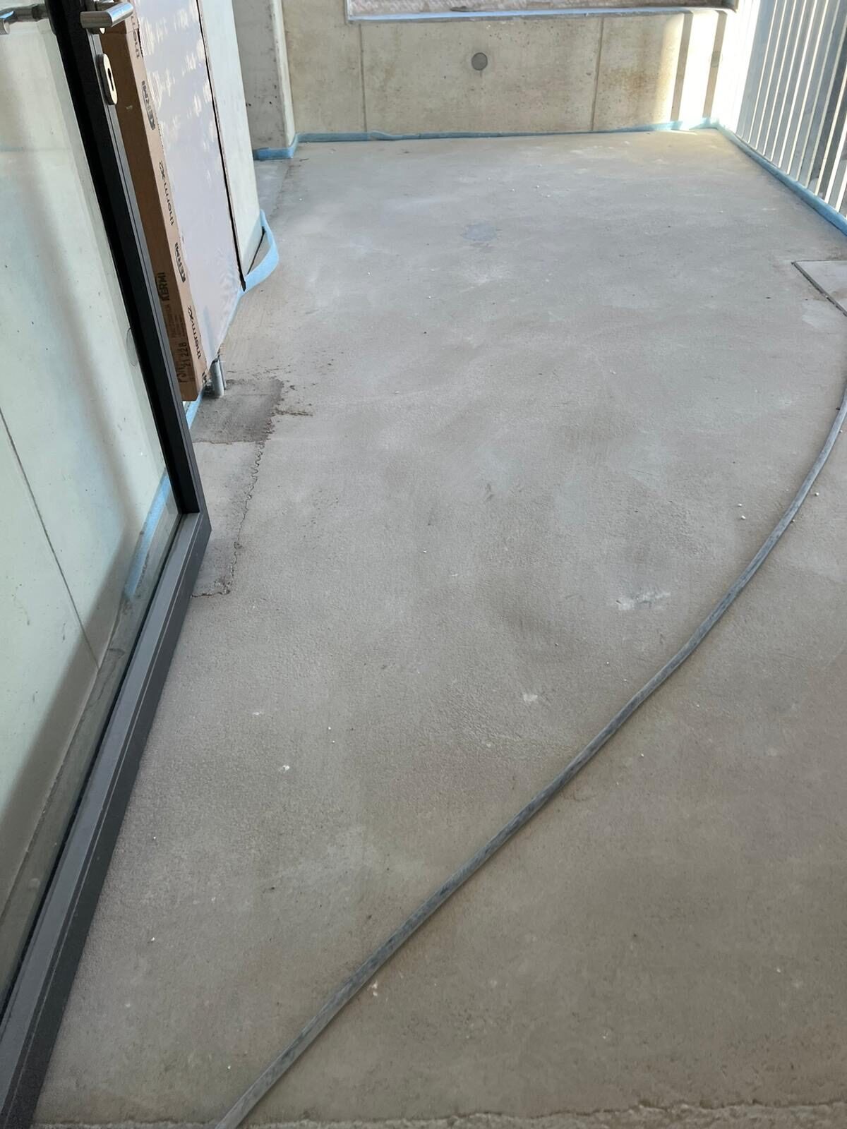 Treppenpodest mit staubigem Boden und lose verlegtem Kabel
