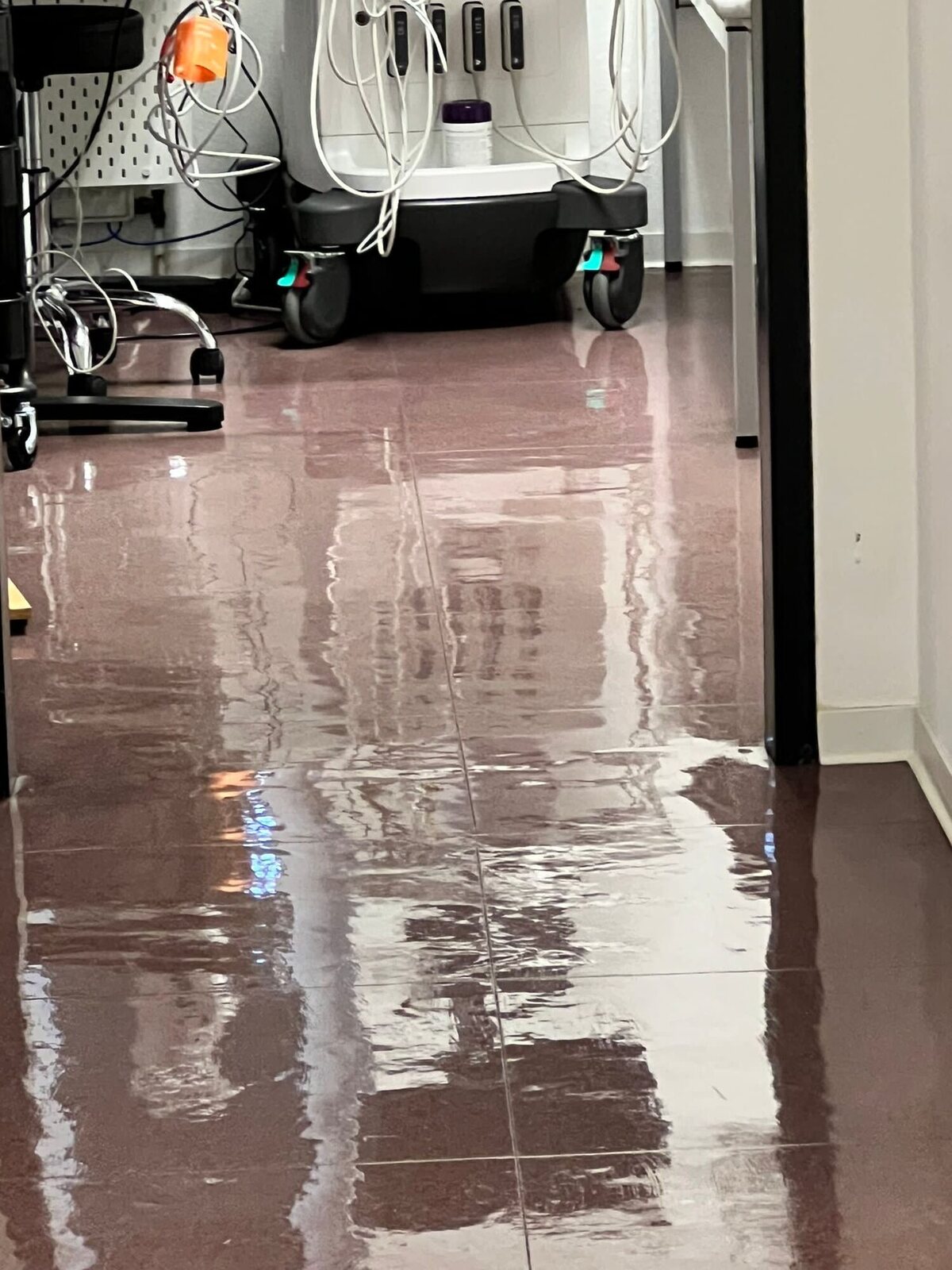 Starke Lichtreflexionen auf dem Boden am Zugang zum Behandlungsraum